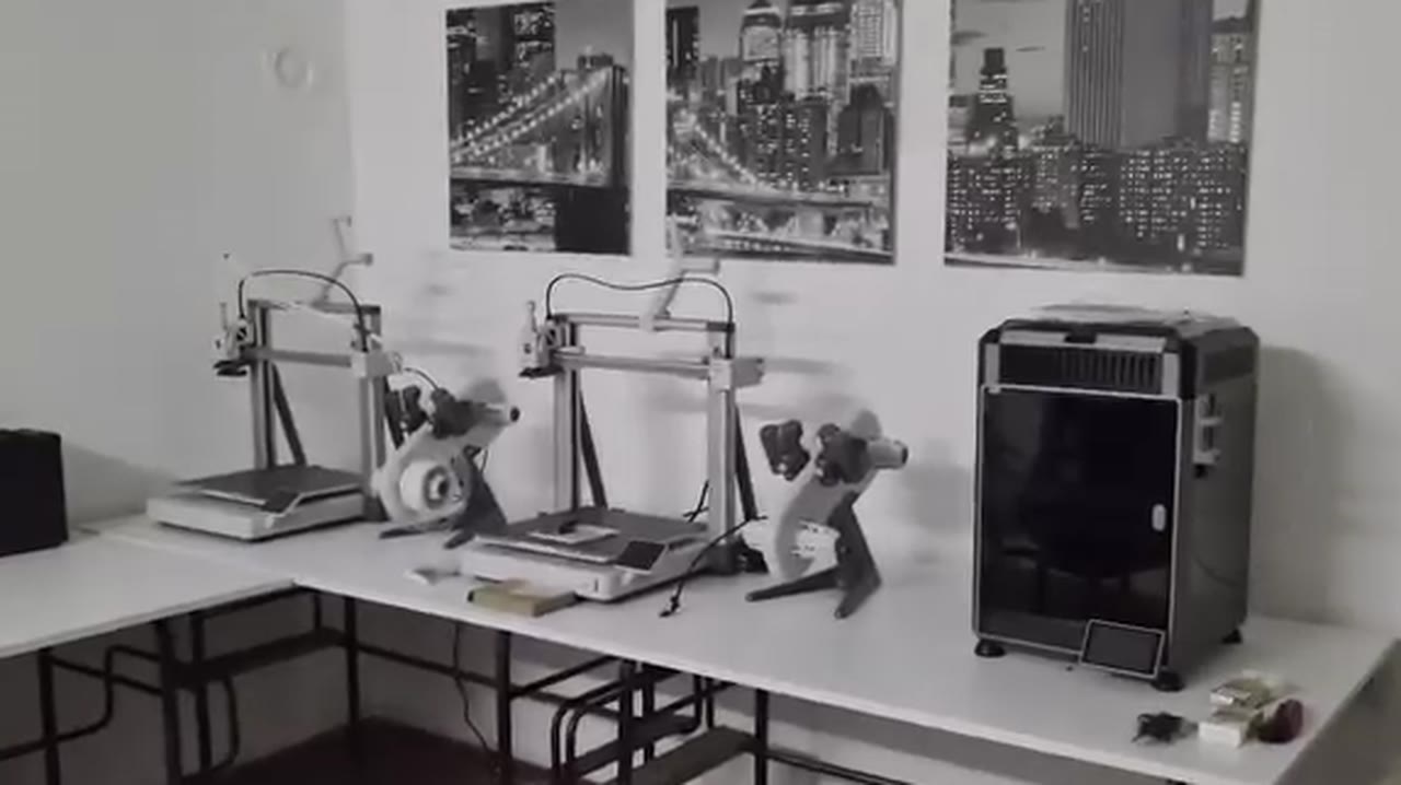 Radionica sa dva otvorena 3D štampača, jedinicama za višebojni filament i zatvorenim 3D štampačem
