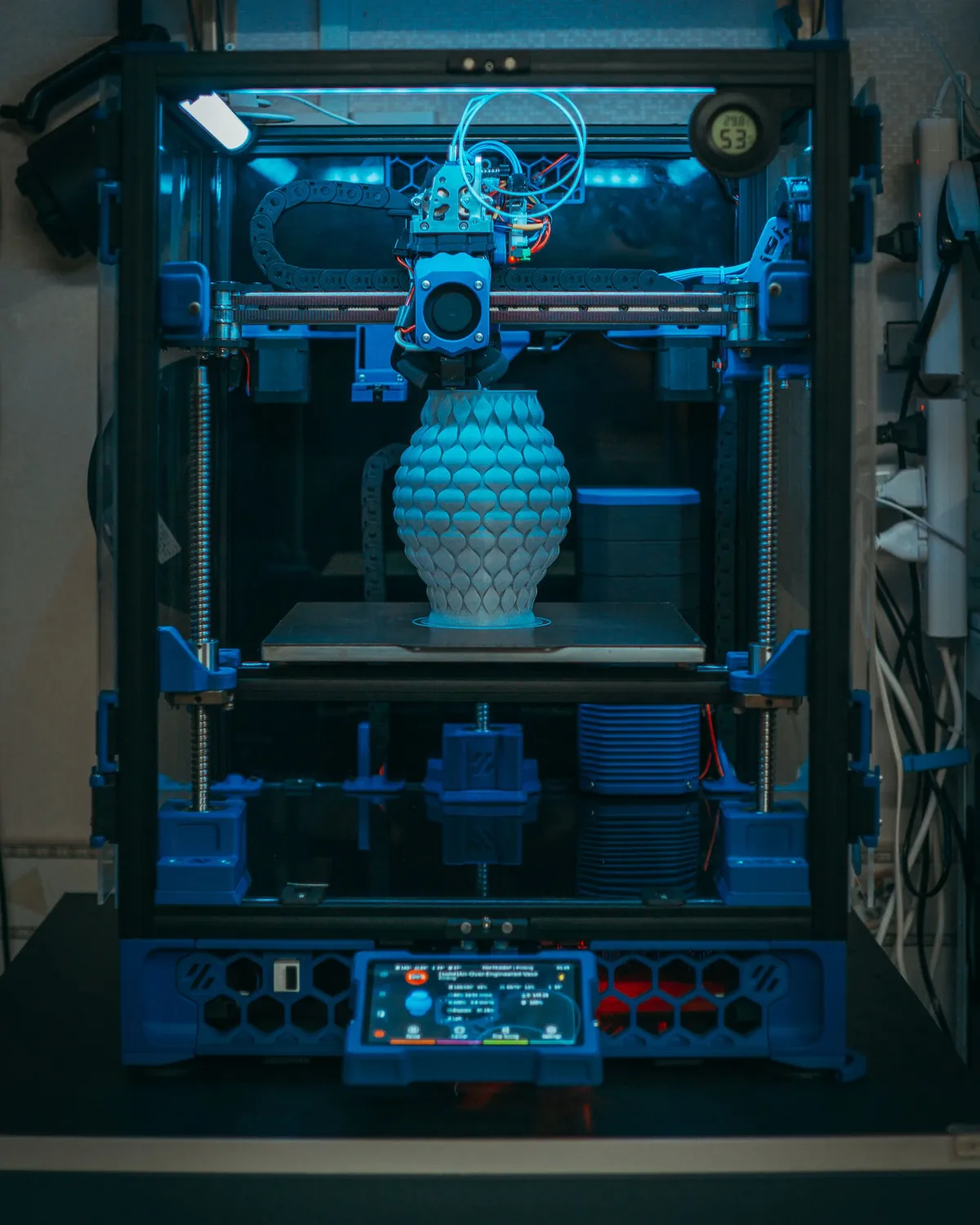 3D štampač tokom izrade spiralne vaze